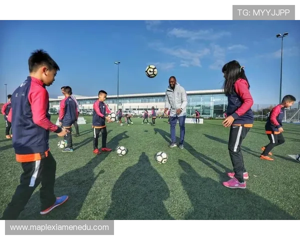 足球明星小白鞋背后的传奇故事与梦想追逐之旅 足球明星小白鞋背后的传奇故事与梦想追逐之旅